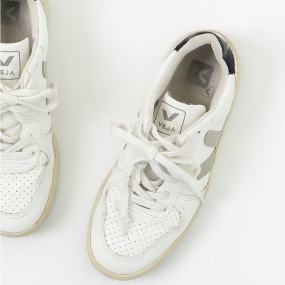 SOLD VEJA x V-10 Vegan White Oxford Cream Sneaker (7, 7.5W) - Picture 2 of 4